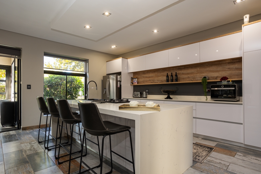 6 Bedroom Property for Sale in Winelands Western Cape